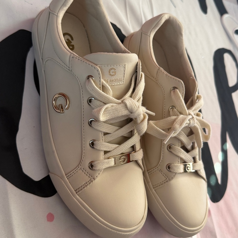 GBG Los Angeles Woman's Sz 8.5m Off White Cream Casual Sneakers